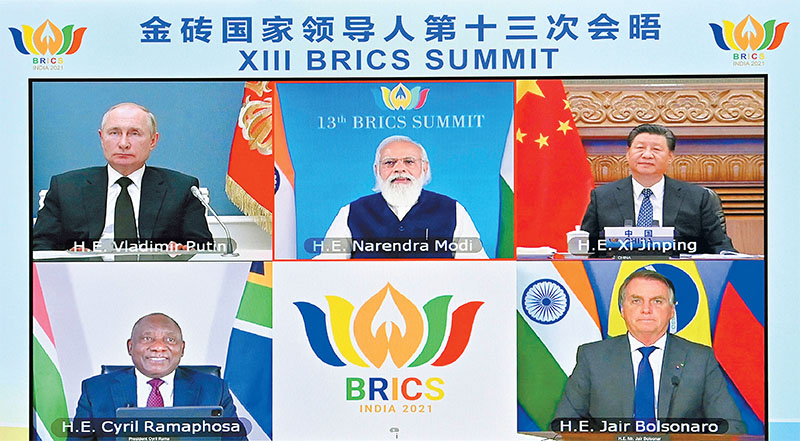ཟླ་9ཚེས་9ཉིན་གྱི་དགོང་མོ་འབོ་གསེར་རྒྱལ་ཁབ་ཀྱི་འགོ་ཁྲིད་མི་སྣའི་ཞལ་འཛོམས་ཐེངས་བཅུ་གསུམ་པ་བརྙན་ལམ་ཐོག་ནས་གནང་ཞིང་། རྒྱལ་ཁབ་ཀྱི་ཀྲུའུ་ཞི་ཞི་ཅིན་ཕིང་པེ་ཅིང་དུ་ཞལ་འཛོམས་ནང་ཞུགས་པ་དང་འབྲེལ་གསུང་བཤད་གལ་ཆེན་ཡང་གནང་བ་རེད། ལྷོ་ཨ་ཧྥེ་རི་ཁའི་ཙུང་ཐུང་ལཱ་མཱ་ཕུའུ་ས་དང་། པར་ཙིར་གྱི་ཙུང་ཐུང་པོ་སུའོ་ནཱ་ལུའོ། ཨུ་རུ་སུའི་ཙུང་ཐུང་ཕུའུ་ཅིང་བཅས་ཞུགས་པ་དང་རྒྱ་གར་གྱི་ཙུང་ལི་མོ་ཏིས་ཞལ་འཛོམས་གཙོ་སྐྱོང་གནང་བ།